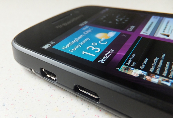Blackberry Q10 left Side
